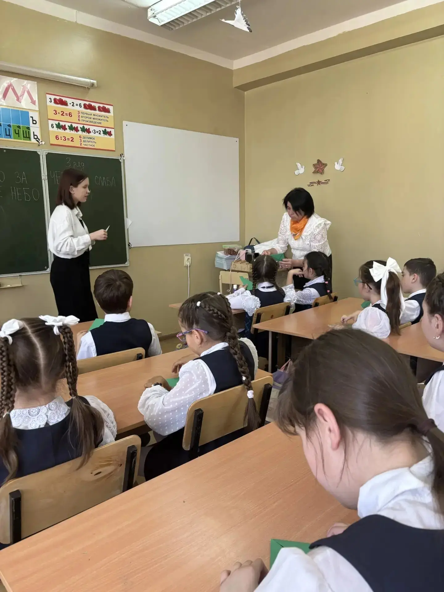 В преддверии праздника Победы, активисты школьного самоуправления провели мастер-класс "Бумажный сим