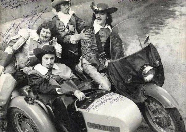 Легендарная четвёрка мушкетёров на съёмках в 1978 году! 🏍✨