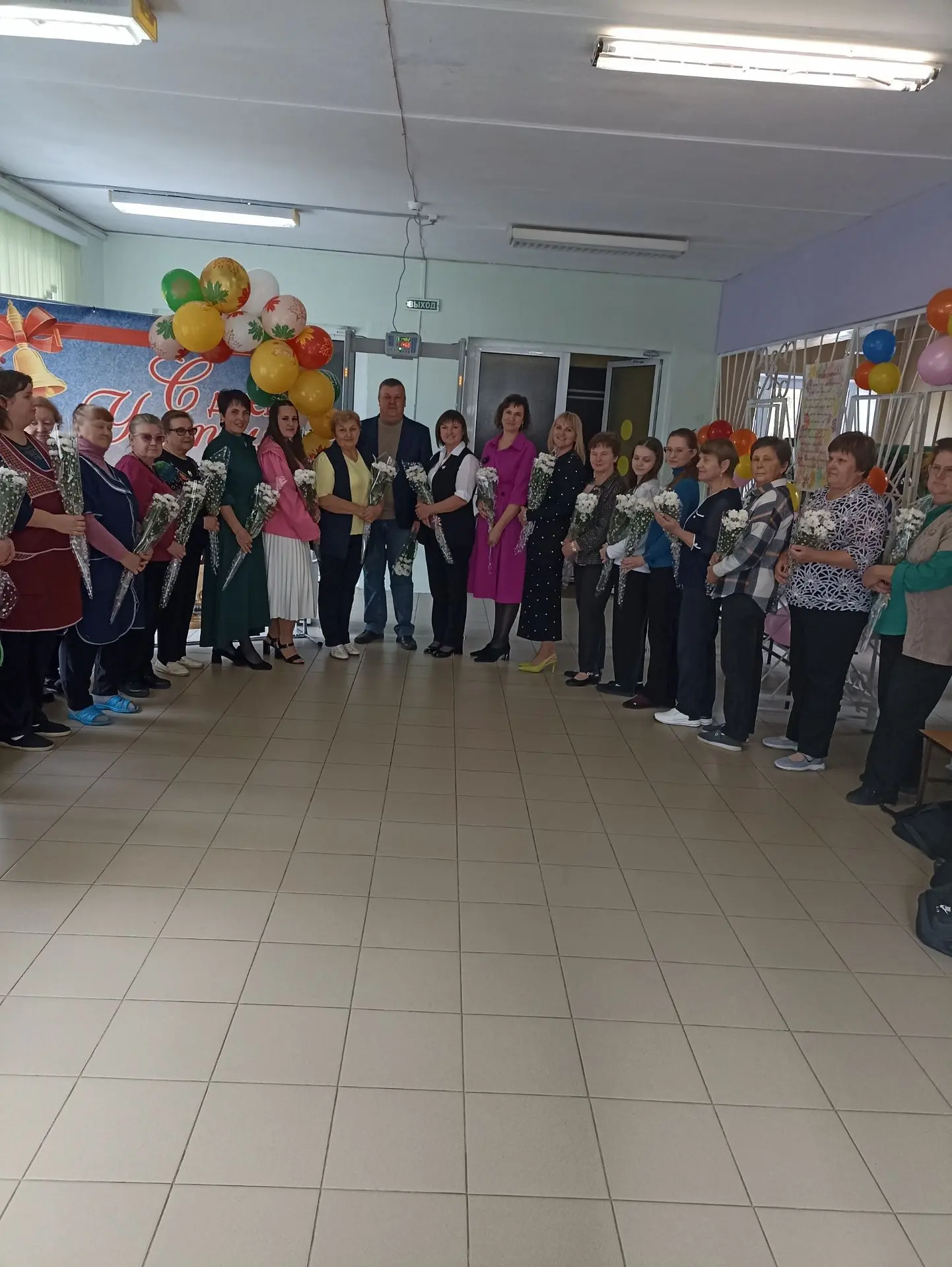 🍁 В Володарском округе поздравили педагогов с Днем учителя