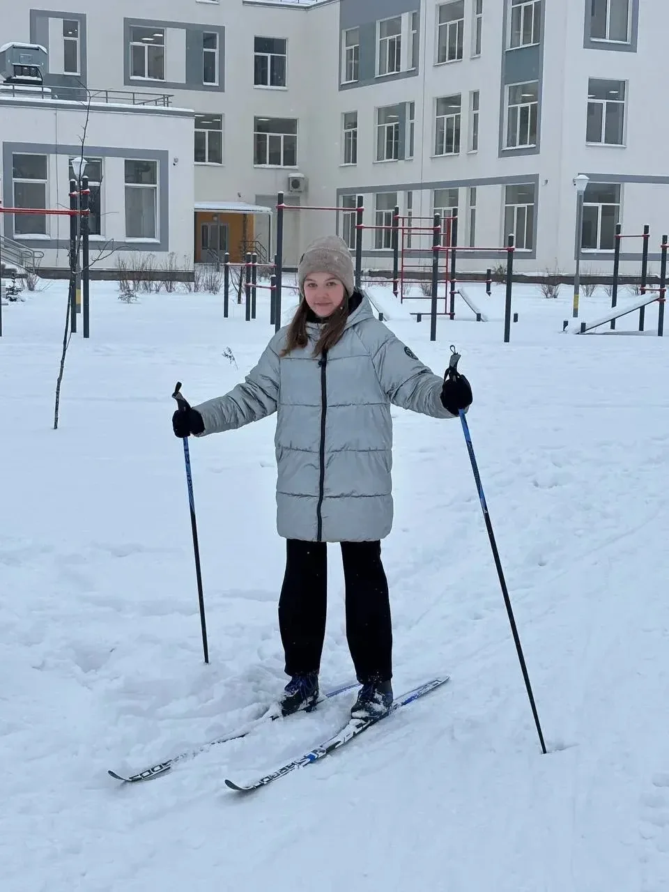 ФИЗКУЛЬТУРА НА СВЕЖЕМ ВОЗДУХЕ — ЭТО ЗАРЯД ЭНЕРГИИ И БОДРОСТИ!  ⛷️ Наши уроки физкультуры переместили