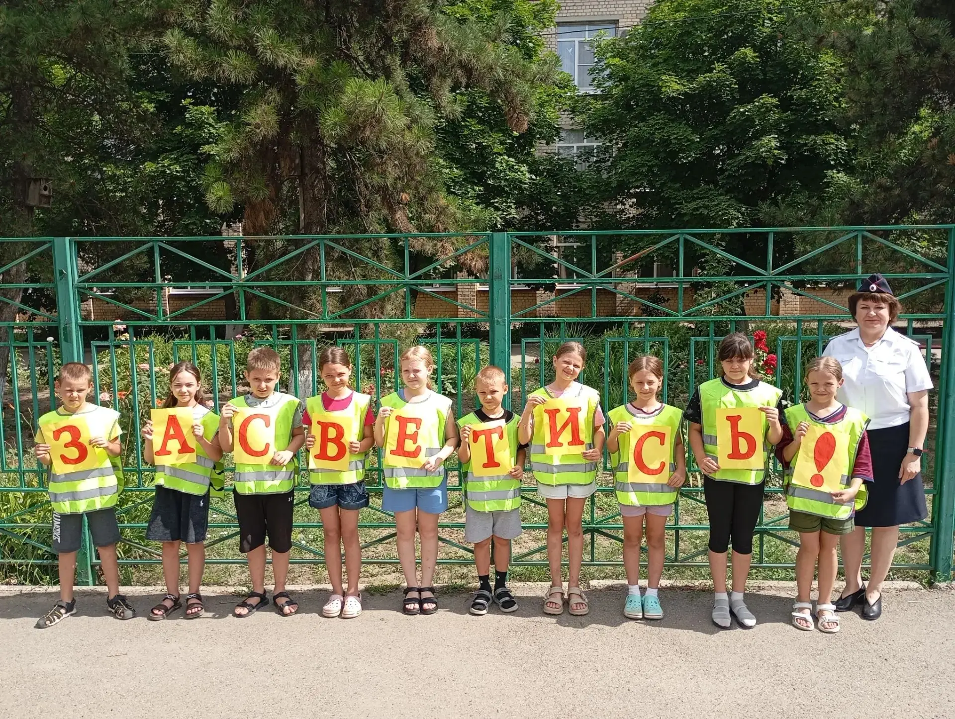 "СТАНЬ ЗАМЕТНЕЙ НА ДОРОГЕ". 
Под таким лозунгом в нашем лагере сегодня прошла акция по ПДД.  "Засвет