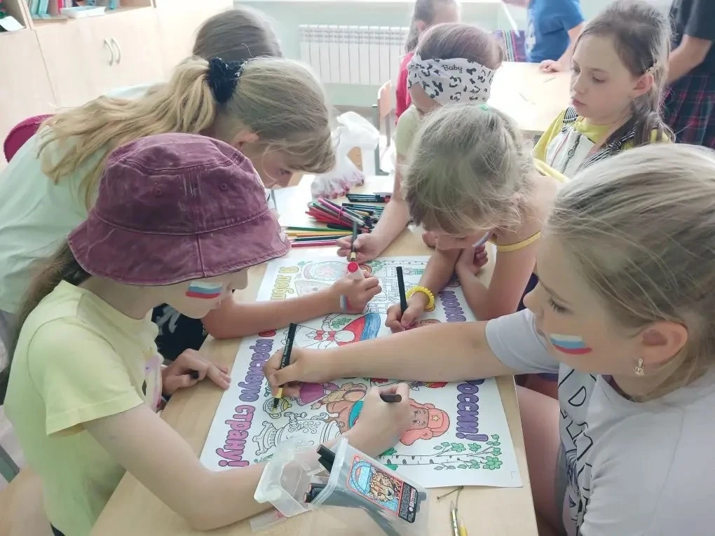 🎨🇷🇺 Вместе рисуем Россию! День дружбы и творчества в "Орлёнке"

В преддверии Дня России в нашем п