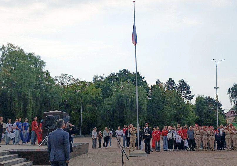 В Брянске в День флага торжественно подняли триколор на площади Воинской славы