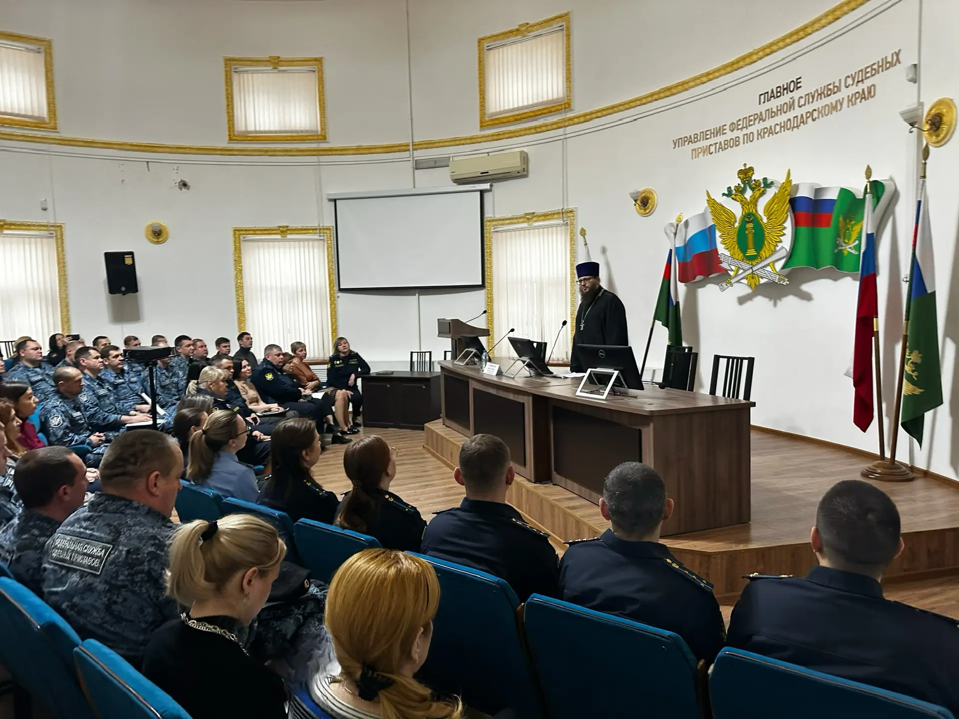 В рамках диалога с обществом: член Общественного совета провел для приставов Кубани лекцию о традици