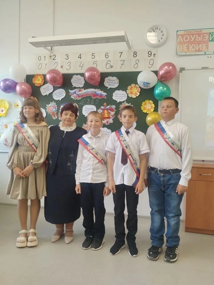 В нашей школе прошёл трогательный и радостный праздник — выпускной для учеников 4 класса.

Четыре го