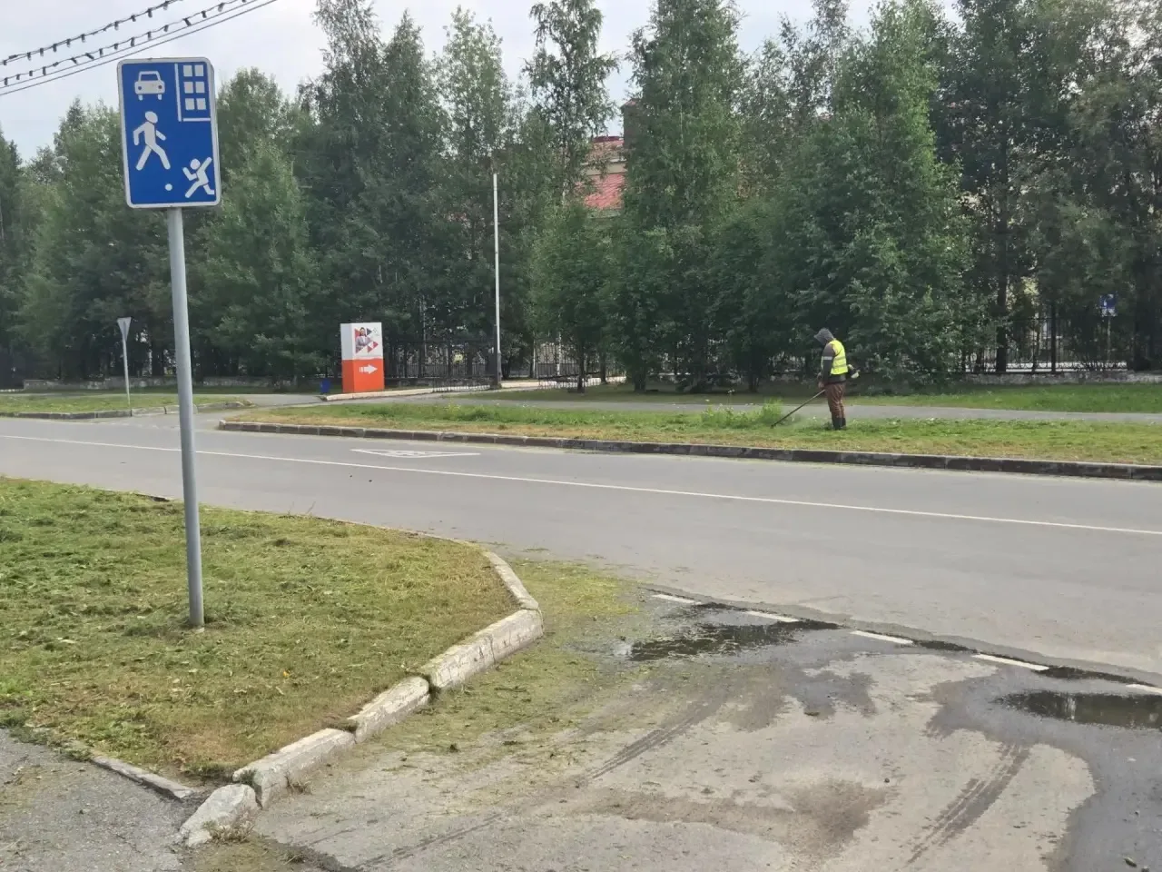 В Нефтеюганске на газонах вдоль дорог начался второй, завершающий покос травы.
