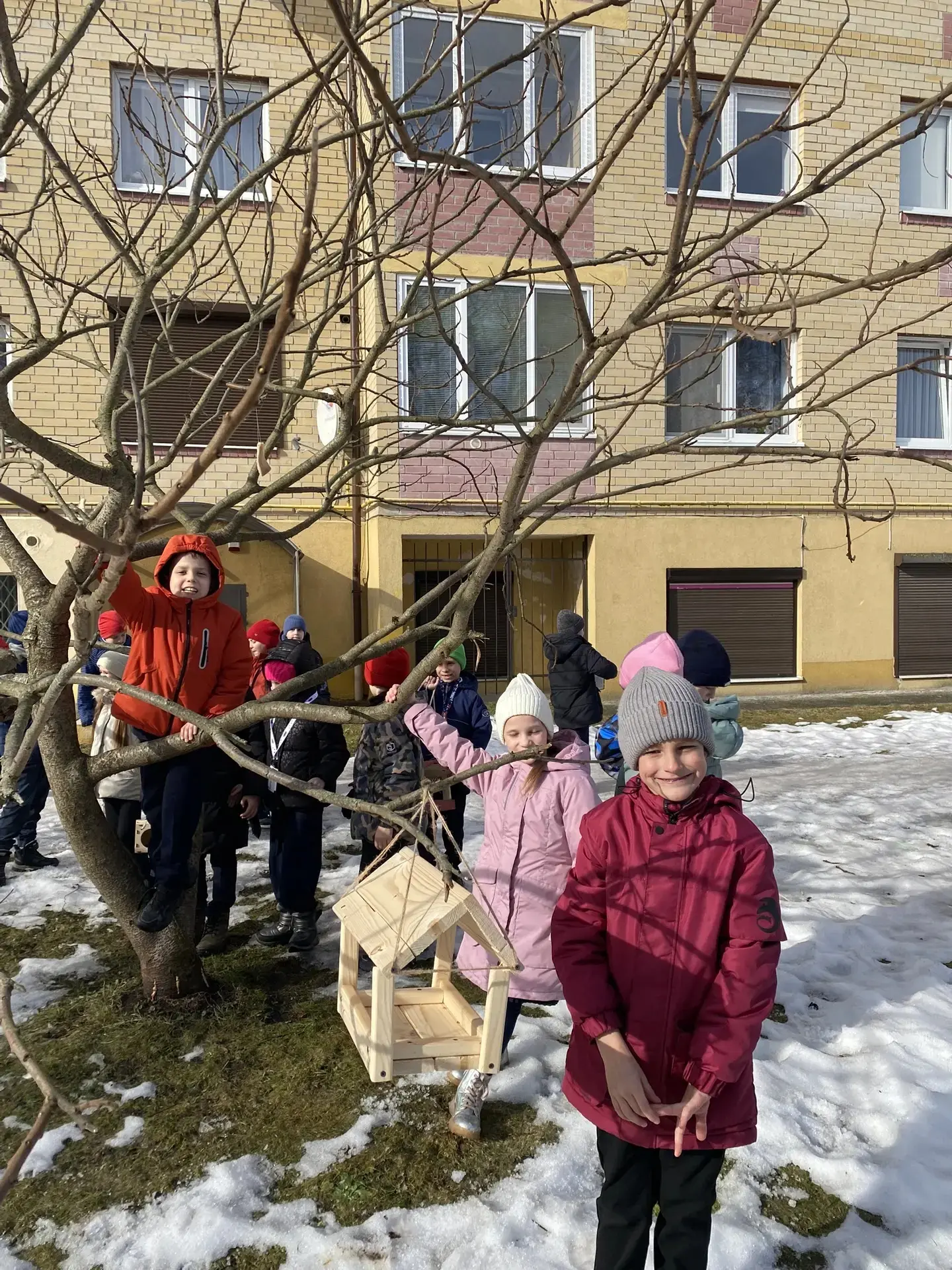 🍃Весна пришла, но птицам всё ещё нужна наша помощь! 🐦  📣Сегодня ученики 1 Б класса вместе со своим к