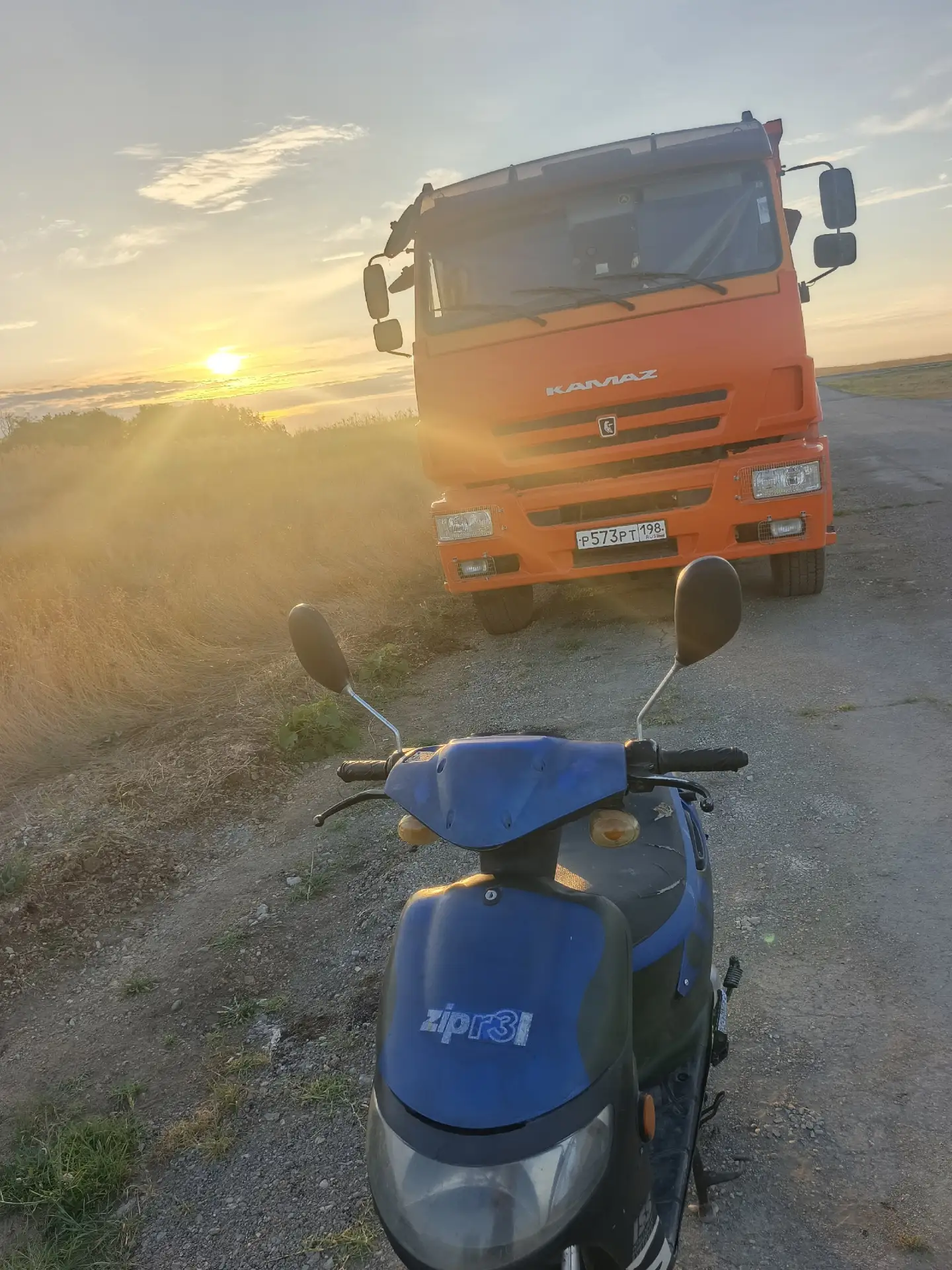 Продам скутер Zip r3i Viper по пластику, есть маленькие недочеты, ну а так в целом очен...