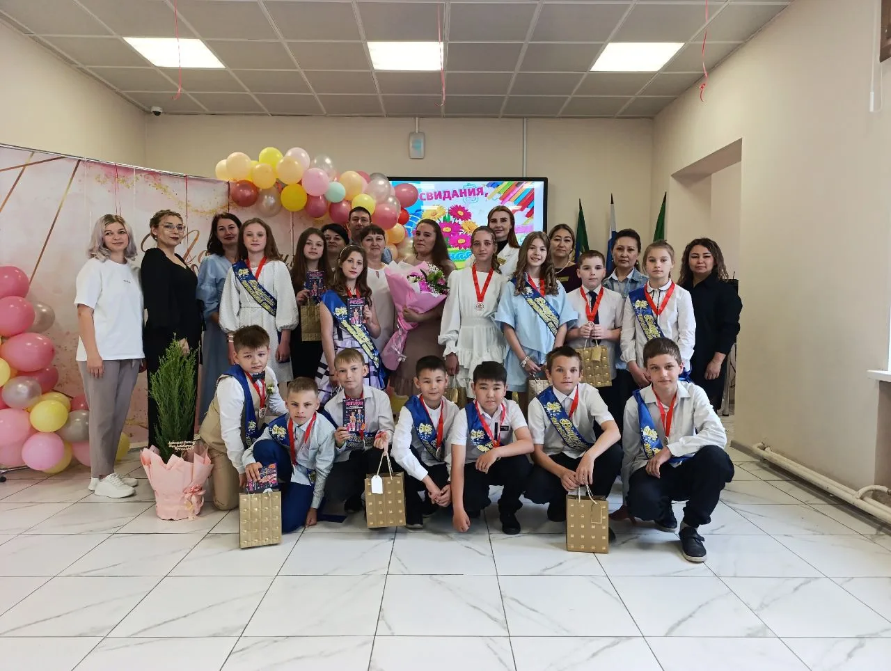 Прощай, начальная школа! 🎉 Выпускной 4А и 4Б классов!