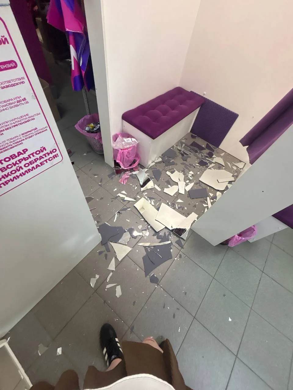 Чья-то смена явно пошла не по плану — в пункте выдачи случайно разбилось зеркало, а его...