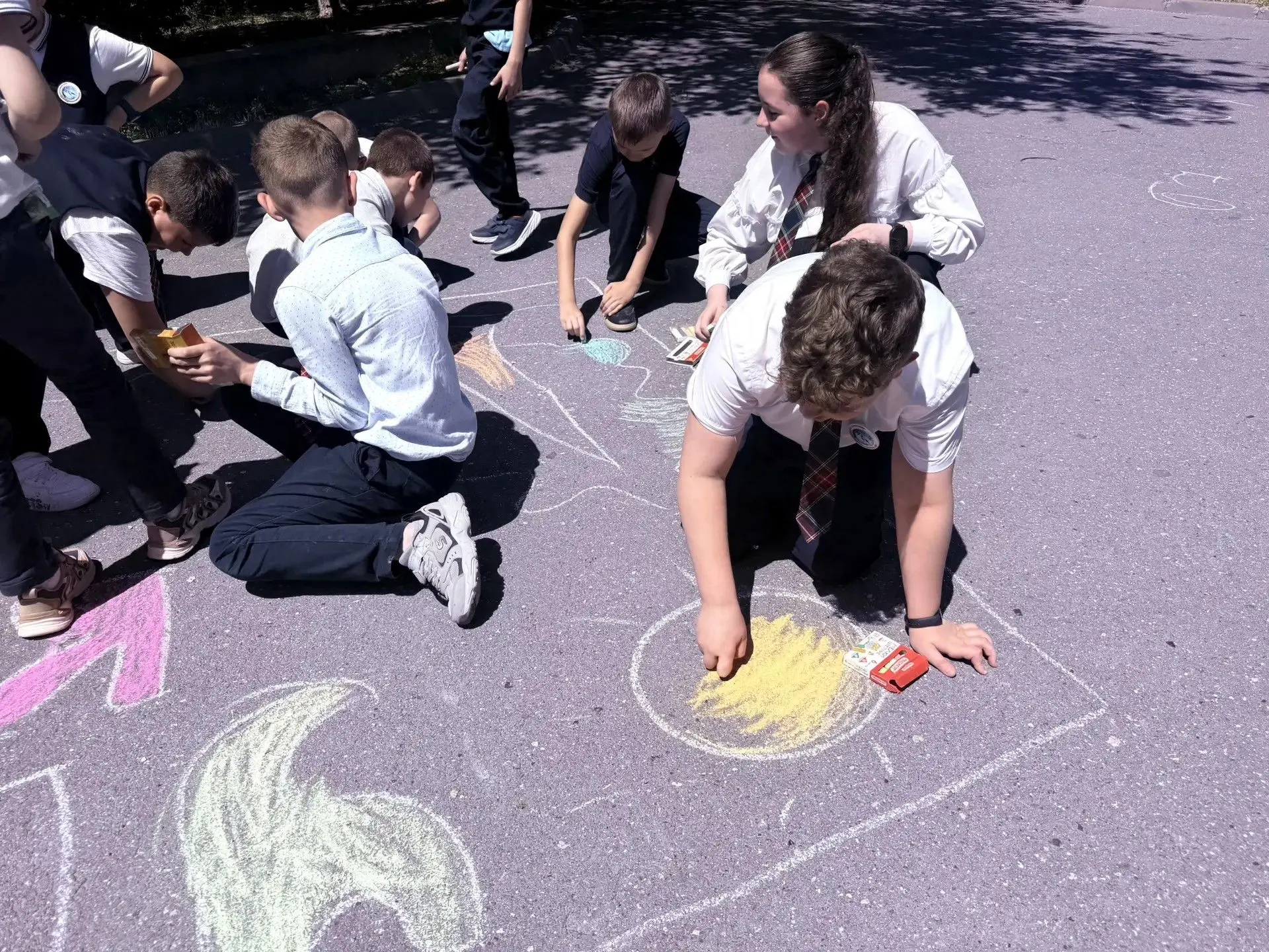 🎨 Урок ИЗО в 3В — на улице! В честь окончания учебного года ребята вышли на улицу и создали коллекти