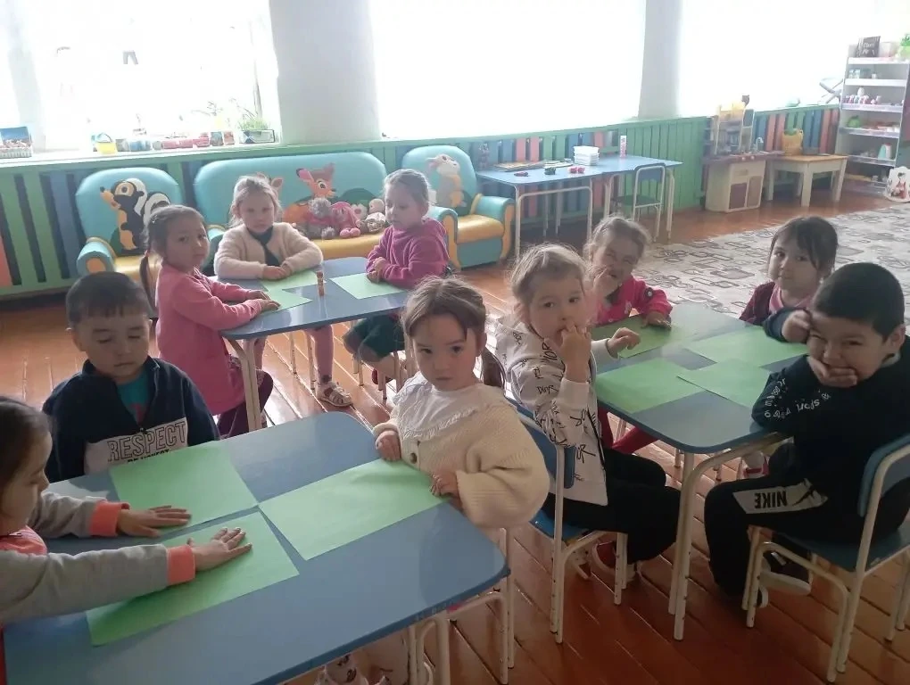 Конструирование из бумаги ,,Солдатская пилотка,,.              Старшая группа. 
Цель: прививать любо