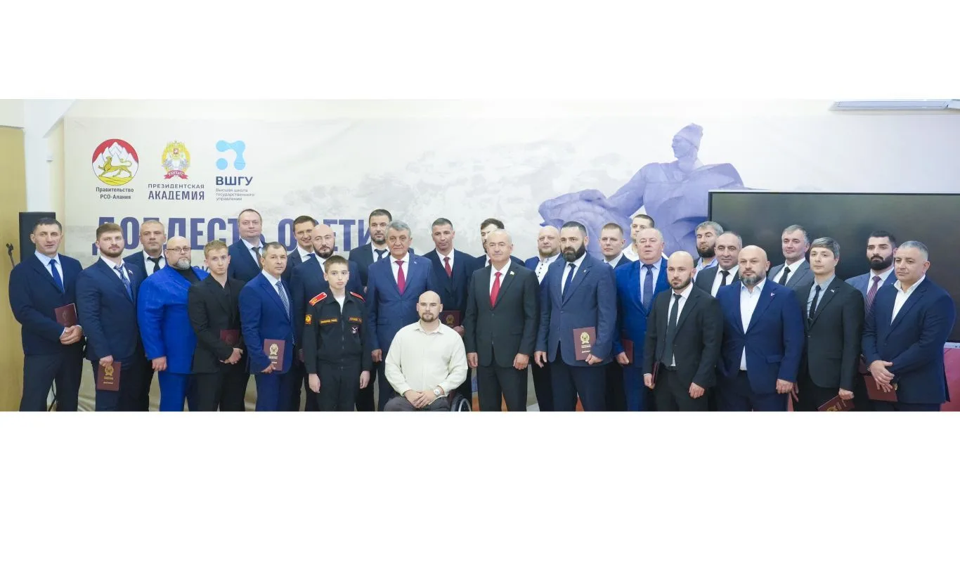 Глава РСО – Алания Сергей Меняйло вручил дипломы о профессиональной переподготовке фина...