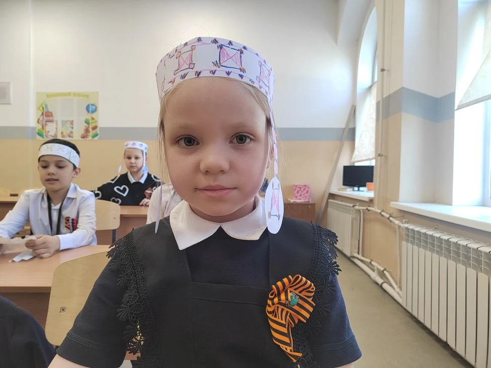 Сегодня ученики 6 «И» класса выступили в роли настоящих наставников. Ребята помогали малышам из 2 «Ж