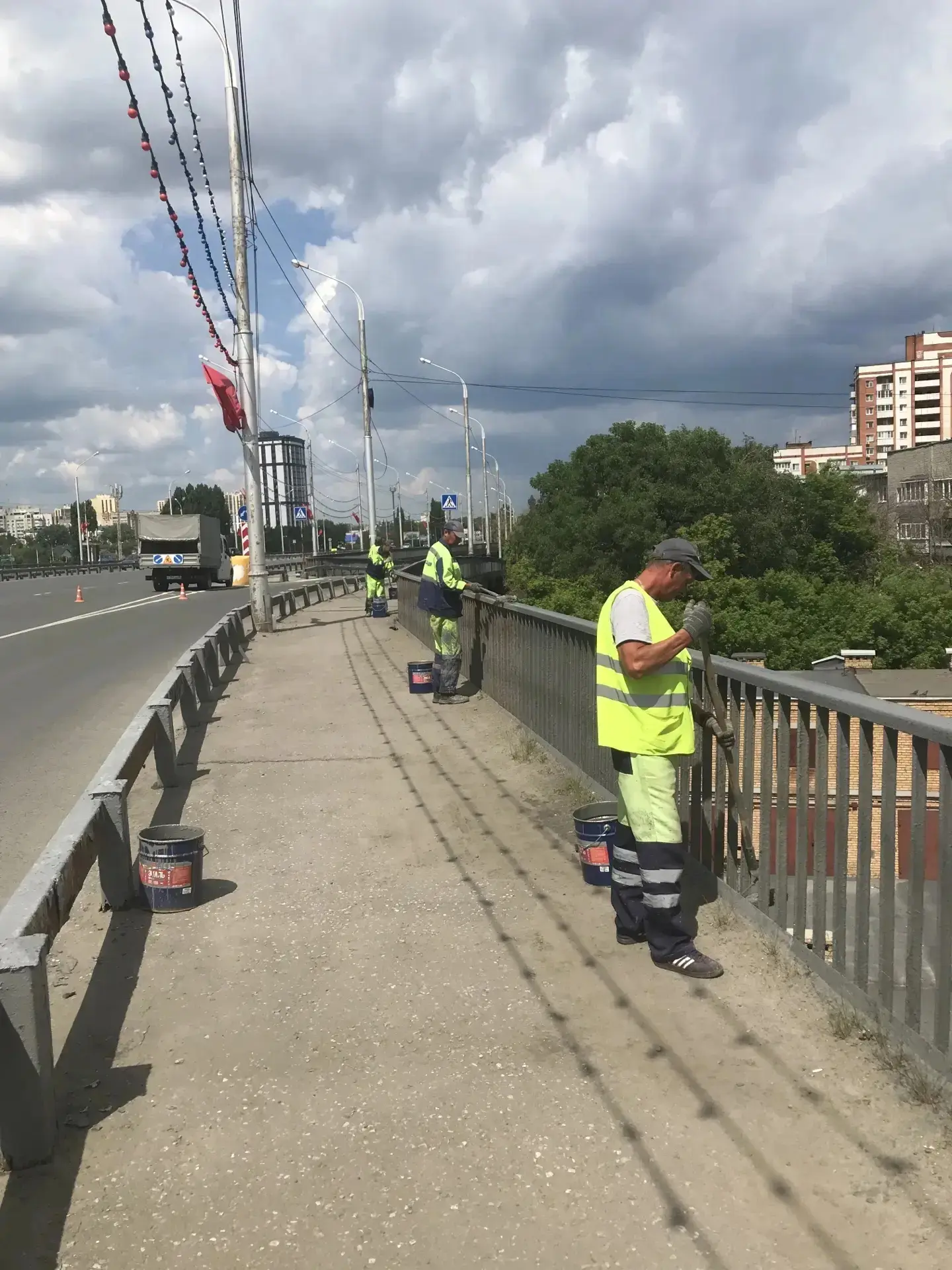 Специалисты МБУ "Пензавтодора" продолжают свои работы по покраске Толстовского путепровода, Измайлов