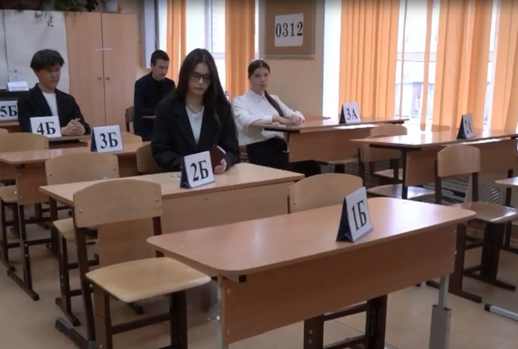 🔥 В Приуральском районе продолжается экзаменационная пора: выпускники сдают ЕГЭ по английскому язык