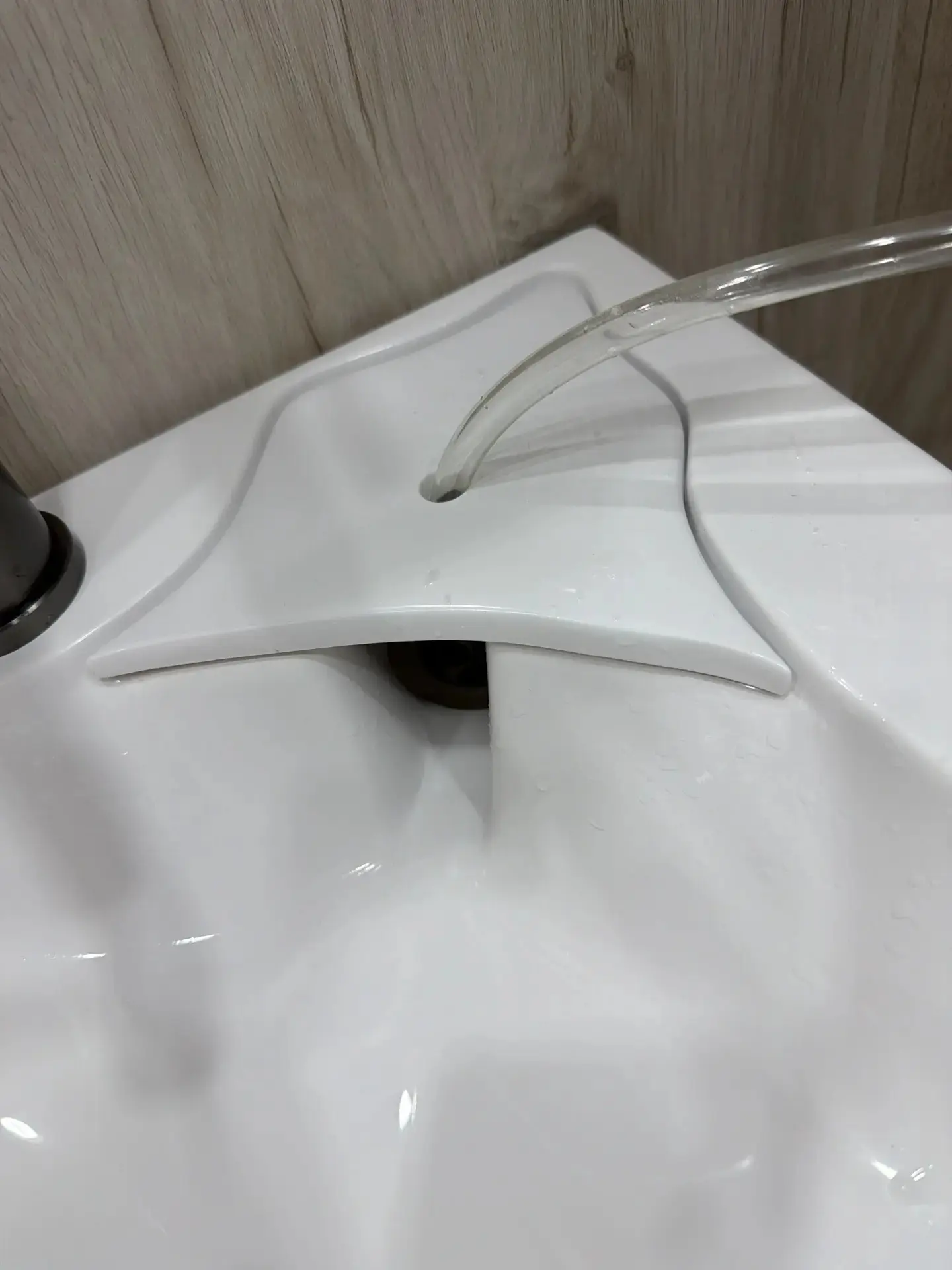 Продам раковину 60×50см цена 6000р, есть маленький дефект на фото не видно. Цена в марк...