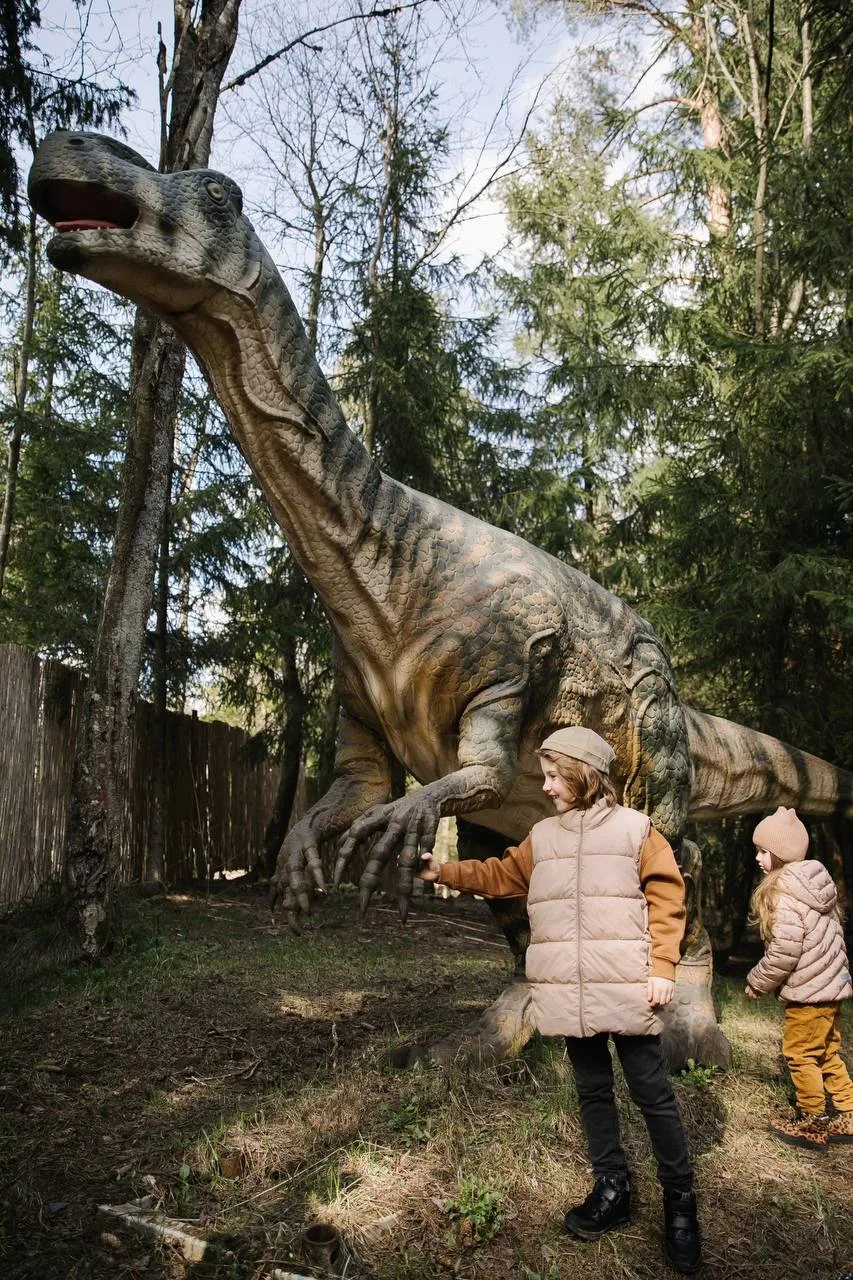 🦖 Каникулы среди динозавров в Охта Парке  Детей ждут реалистичные тирексы, стегозавры и олоританы, к