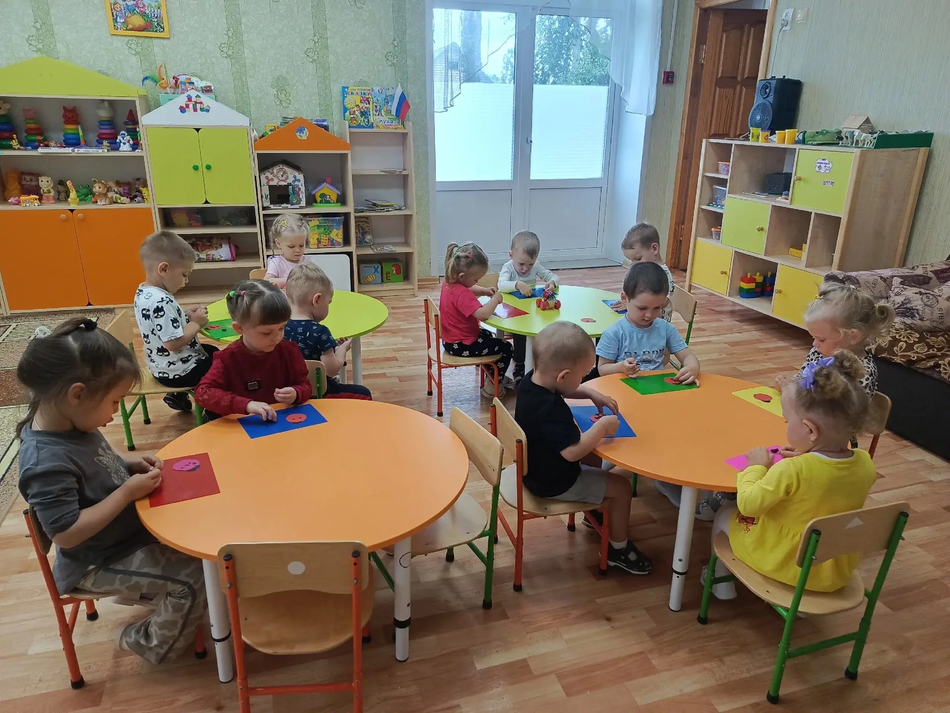 🐞Божью коровку можно поймать. 
Чёрные точки пересчитать. 
Раз, два, три... Не успели! 
Божья коровк