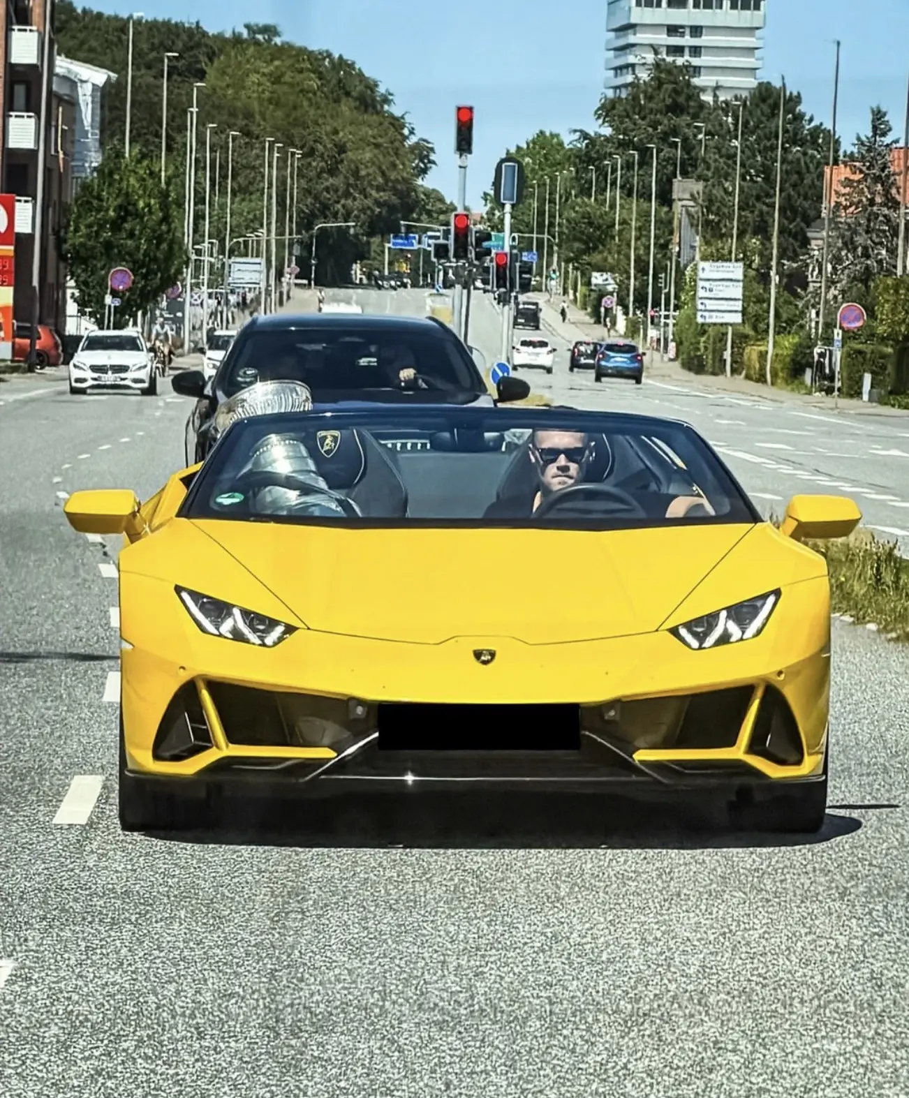 Николай Элерс раздал с Кубком Стэнли на Ламбе 😎

И, конечно, без фото с ребенком тоже не обошлось �