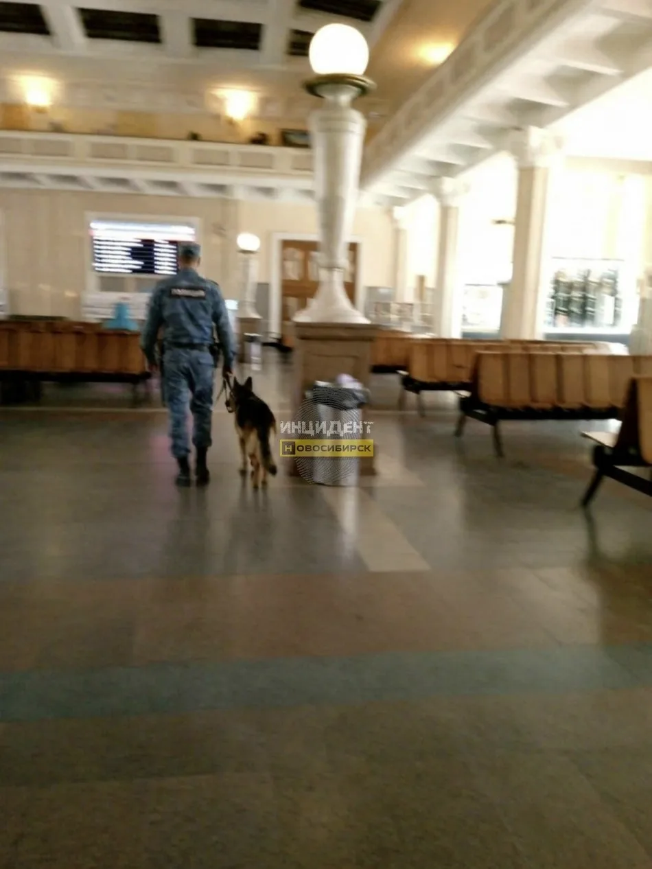 Из здания ж/д вокзала "Новосибирск-Главный" всех эвакуировали. Причина неизвестна.