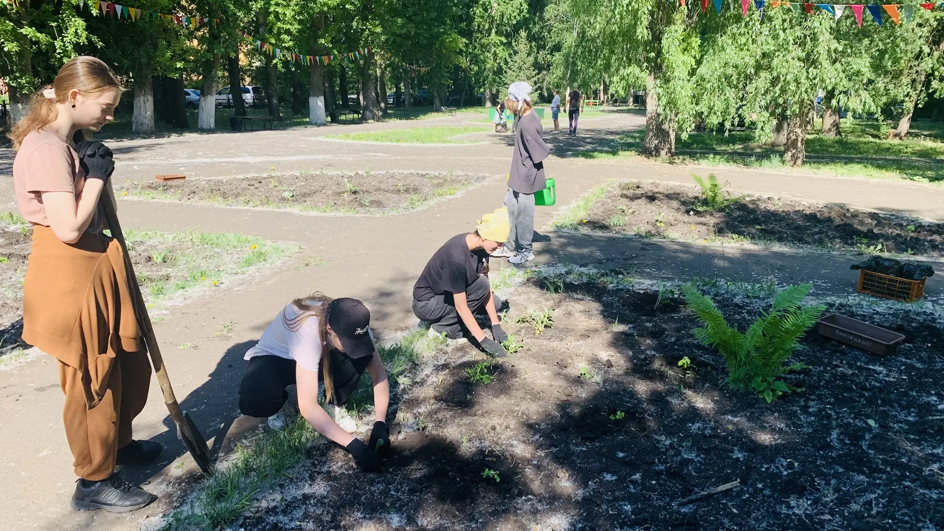 ☀️ Лето в школе: труд и забота о родной территории!☀️

Пока одни наши ученики сосредоточенно сдают э
