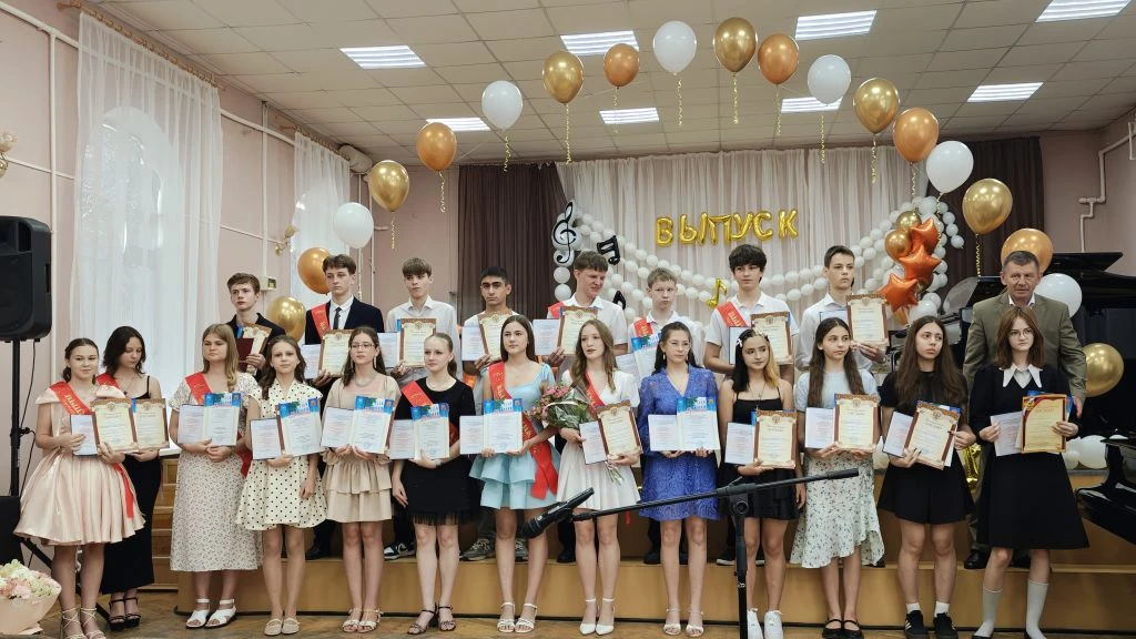🎉🎉🎉 В детской музыкальной школе №1 им. Г.В.Свиридова прошел выпускной вечер! 
Юные, яркие и талан