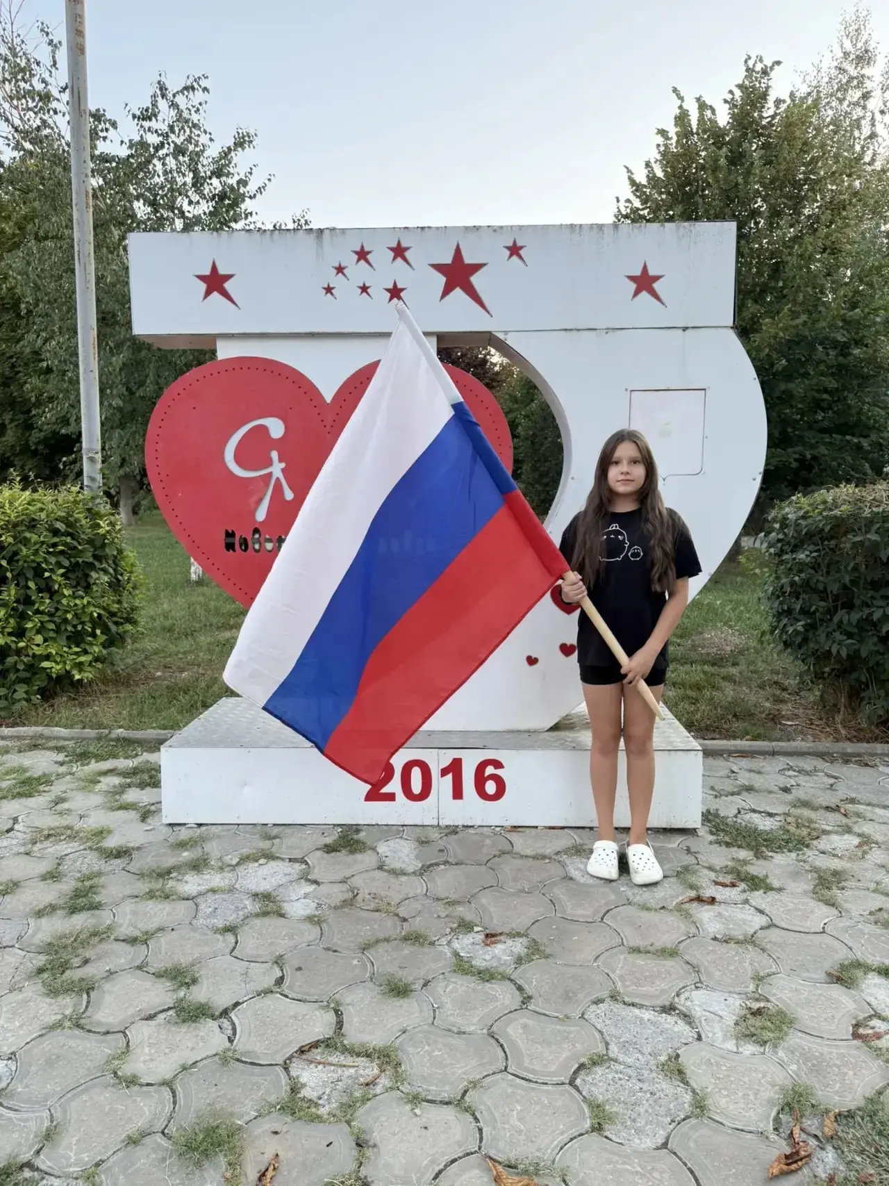 Колобова Маргарита, ученица 5 б класса, приняла участие в акции " Белый, синий, красный...
