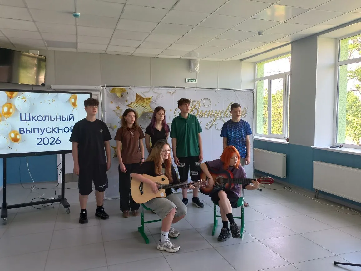 С моими ребятами ❤️ продолжаем готовиться к нашему выпускному 🎊

Поём ☺️
