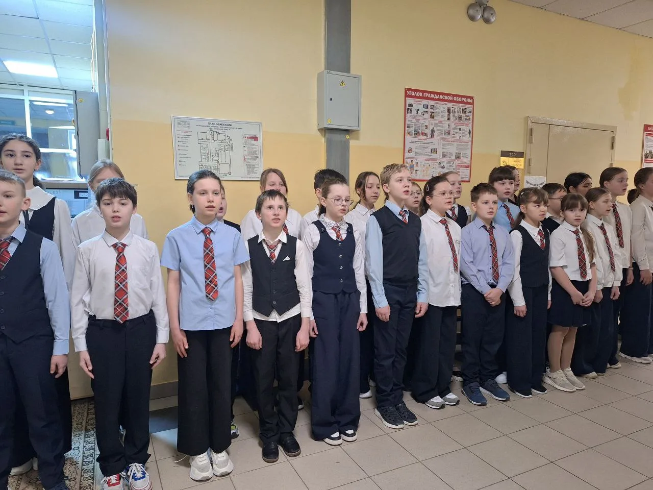 Наступила новая неделя, первый учебный день которой в нашей школе начался с общешкольной линейки. Фл