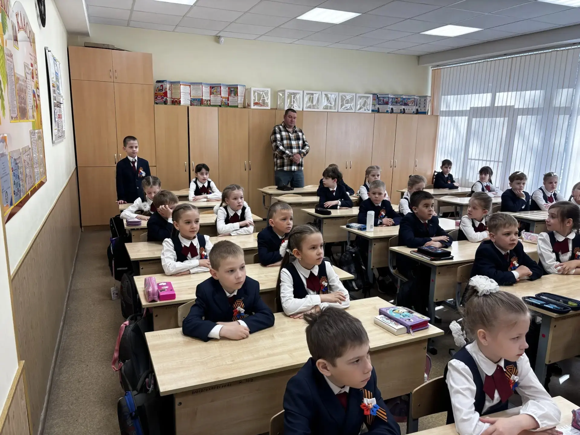 🎖️ Урок мужества в 1 «А» классе.  📅 4 мая в 1 «А» классе прошёл урок мужества с участием героя специ