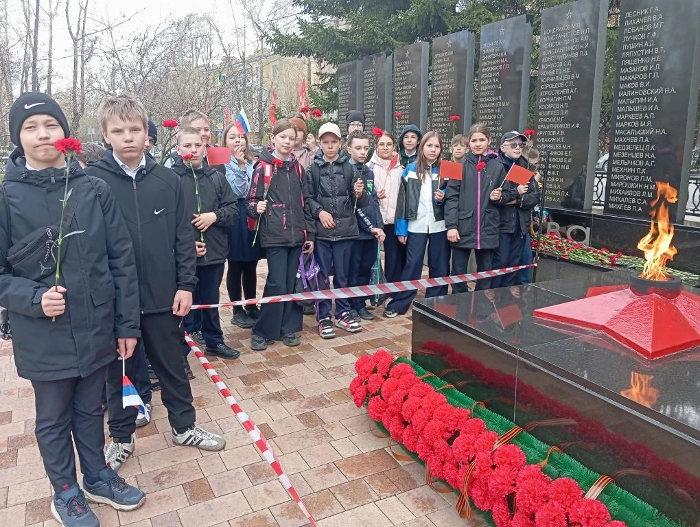Сегодня,  08.05.2026 года, ученики 5Б и 5В классов возложили цветы у  мемориала Иркутск...