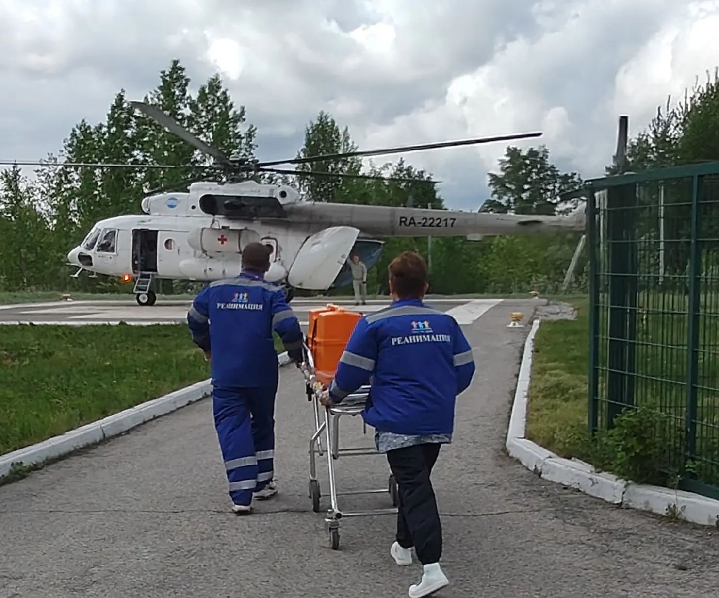 Реаниматологи Краевой детской клинической больницы эвакуировали вертолетом сразу двух т...