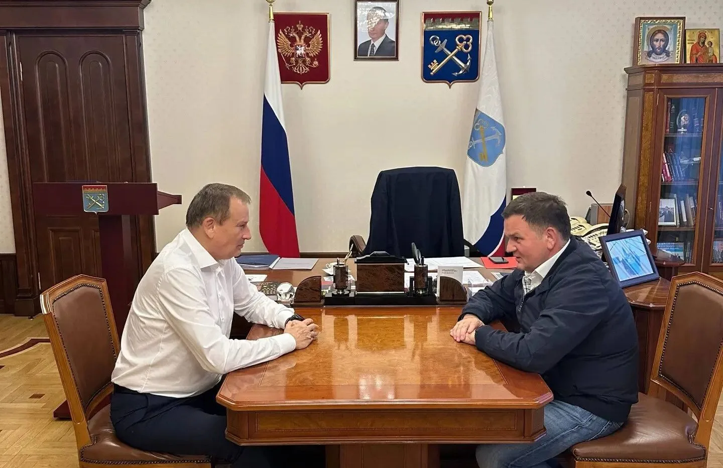 Провёл встречу с представителем Ленинградской области в Совете Федерации Сергеем Пермин...