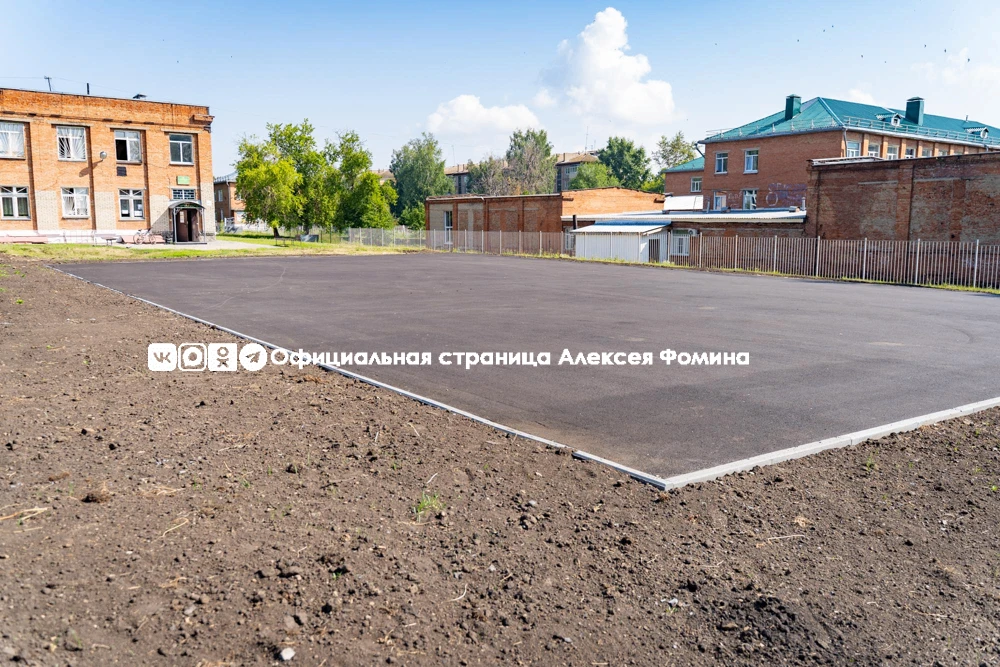 Продолжаем благоустройство стадиона школы № 15.

Уложен асфальт на будущей многофункциональной площа