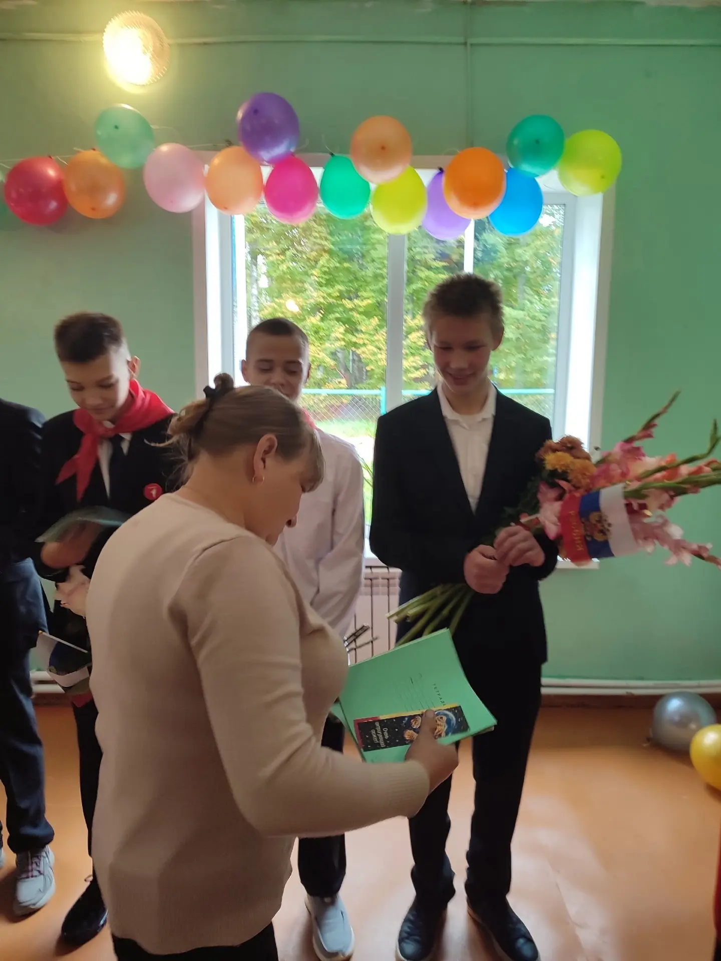 День знаний – это первые звонки в школе и волнения, море цветов и белых бантов, и, коне...