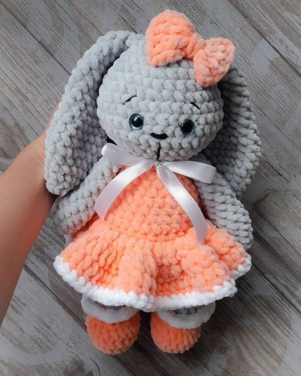 Вязаная зайка. Автор Юлия Дейнега
#крючок #игрушки

Голова
1.6 сбн в кольцо
2. Прибавки
3. 1 сбн при