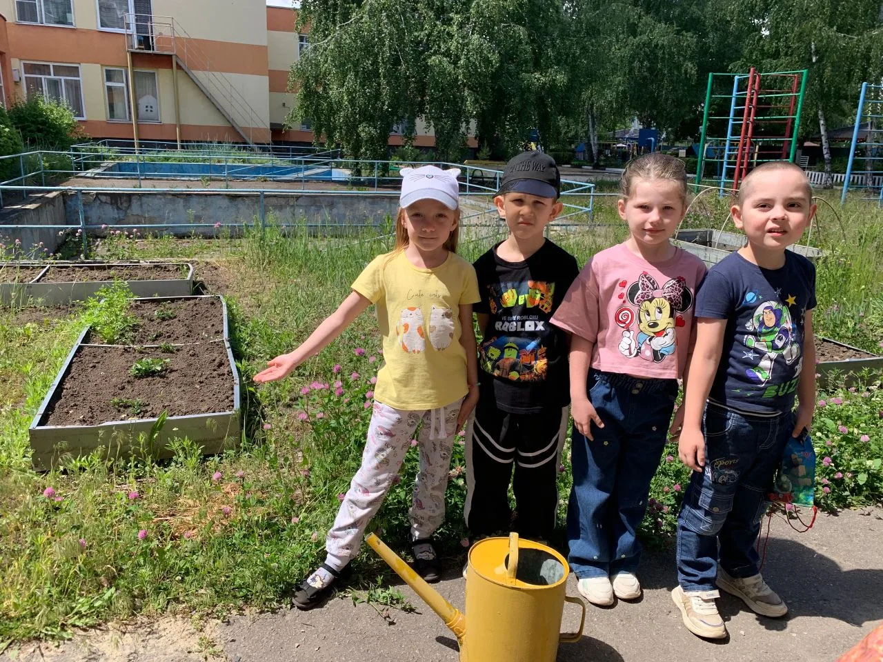 «Если засуха, то в моде 
Шланг и лейки в огороде. 
Поливаем всё подряд, 
Каждый овощ влаге рад»👏🏻�