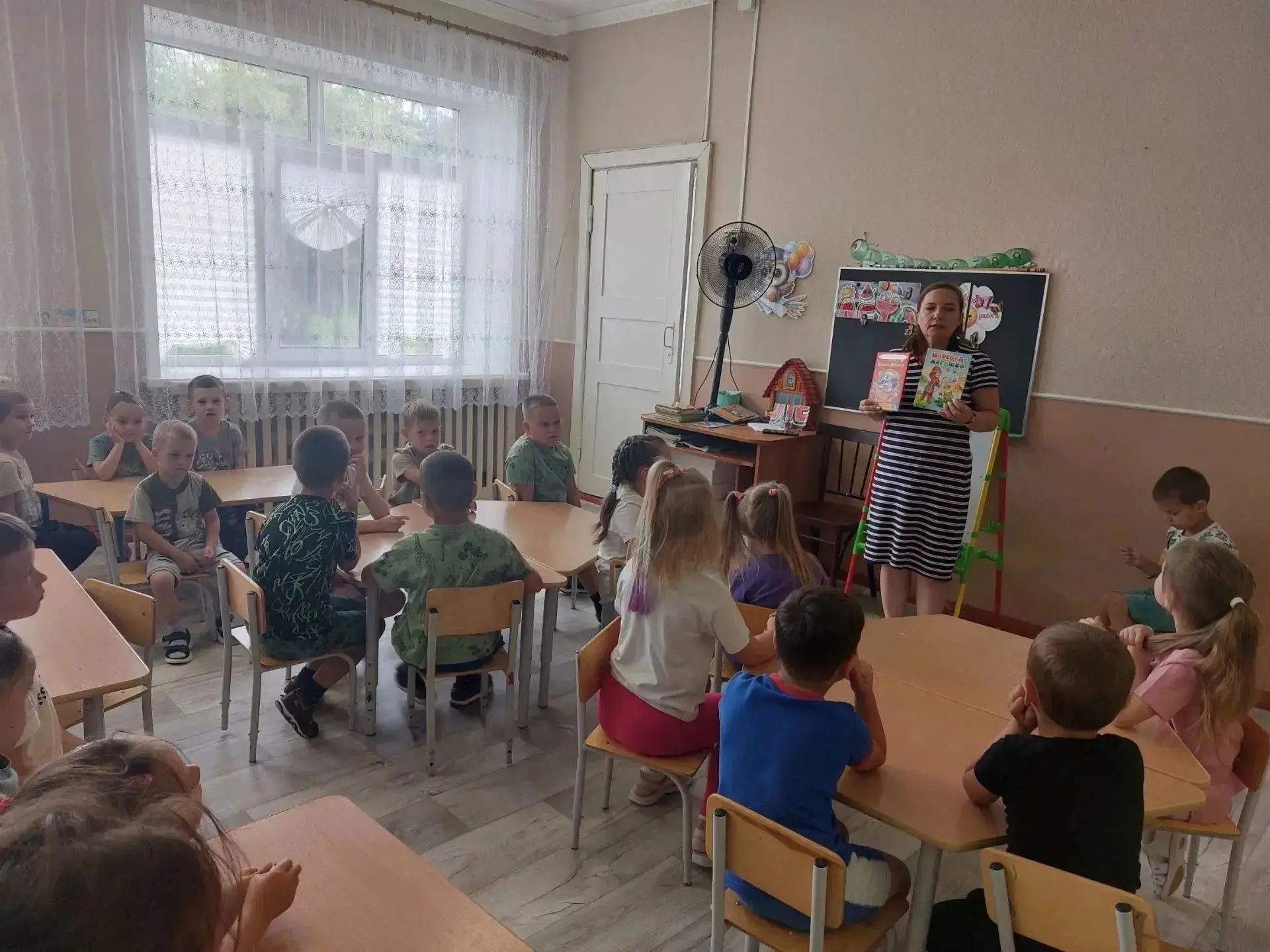 Беседа с детьми:" Что такое сказка?,Добрые и отрицательные герои сказок".
Д. и. "Узнай сказку по илл