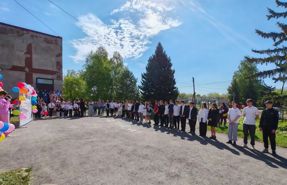 Вот и прозвенел последний звонок для выпускников 9 и 11 классов! 🎓🕊