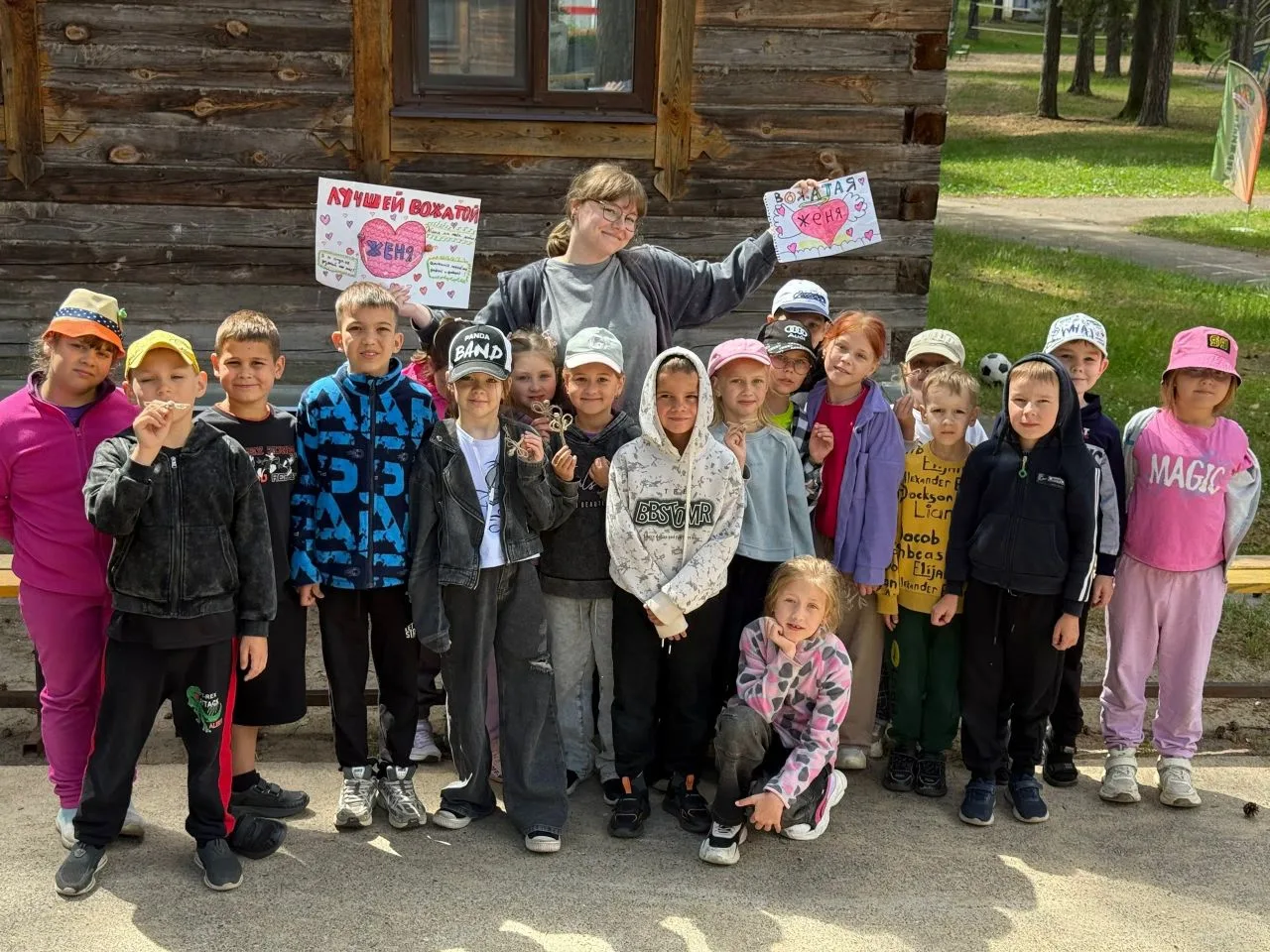 Маленькие художники из 7 отряда нарисовали плакаты для вожатых ☺️🥰