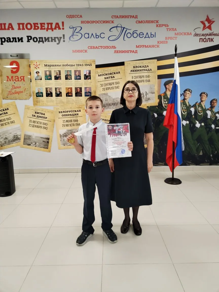 Традиционная торжественная линейка по понедельникам поднятия флага !🇷🇺🇷🇺🇷🇺 НАГРАЖДЕНИЕ ОБУЧАЮЩИХСЯ М