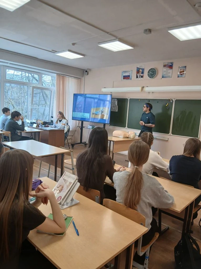 11 марта в гостях у учащихся 9а, 10б и 11а классов побывали волонтёры - студенты 2-го курса Институт