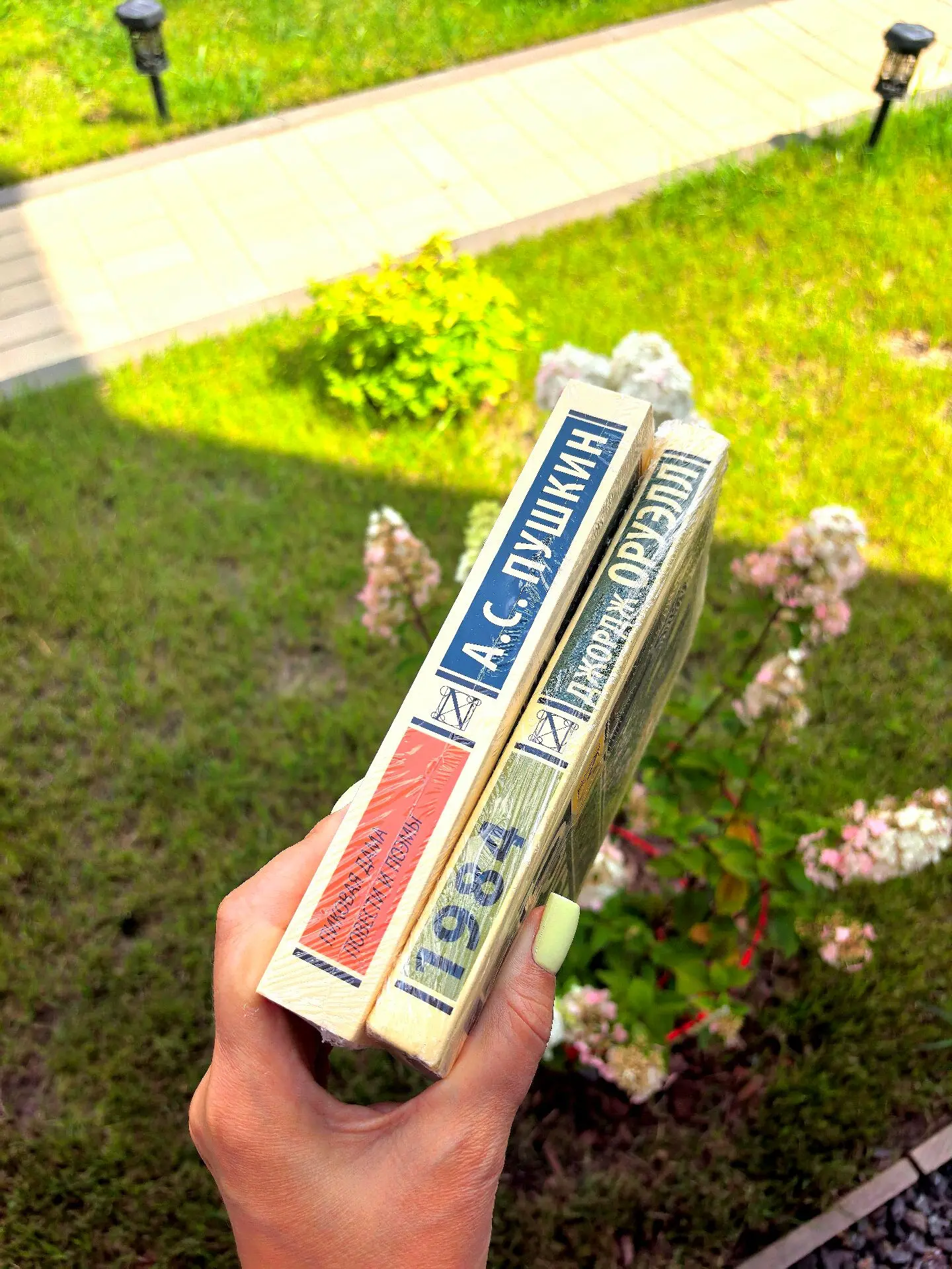 Пополнение в моей библиотеке — эксклюзивная классика 🖤

«Пиковая дама» и «1984». На первый взгляд —