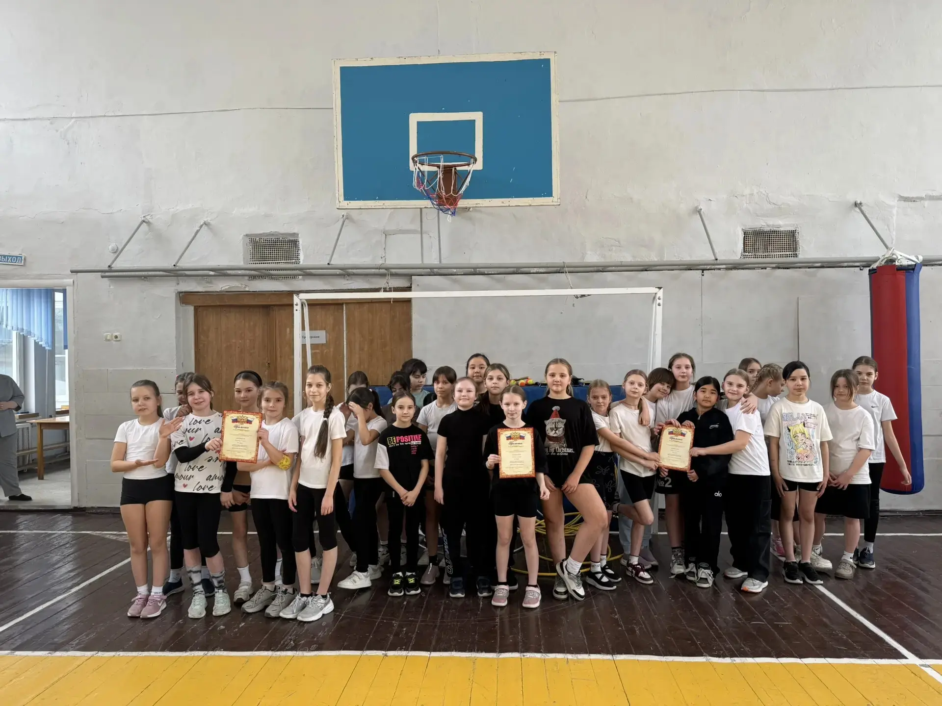 Девчонки в спорте: как прошли «Веселые старты» к 8 марта 🌷  В нашей школе прошли «Веселые старты», п