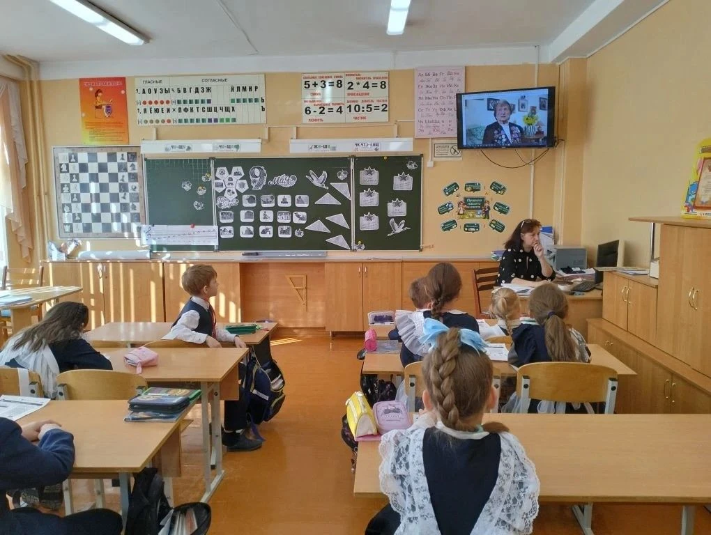 🎶 ПЕСНИ, КОТОРЫЕ НЕ ЗАМОЛКАЮТ Сегодня в нашей школе прошли «Разговоры о важном», посвящённые теме «П