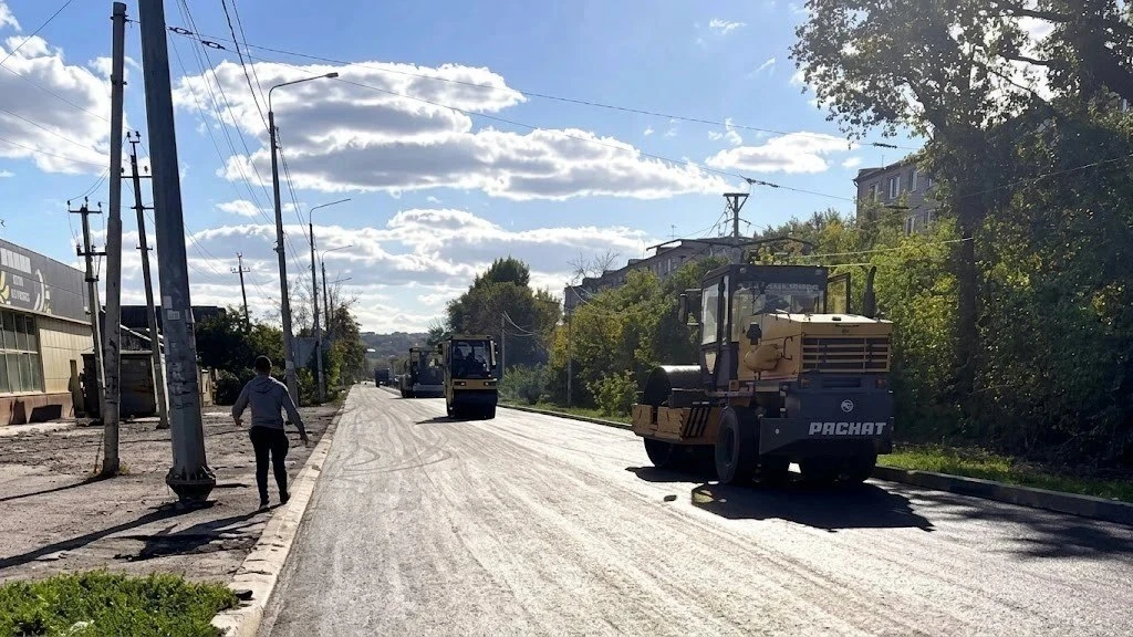 На Петрова в Новочеркасске кладут новый асфальт