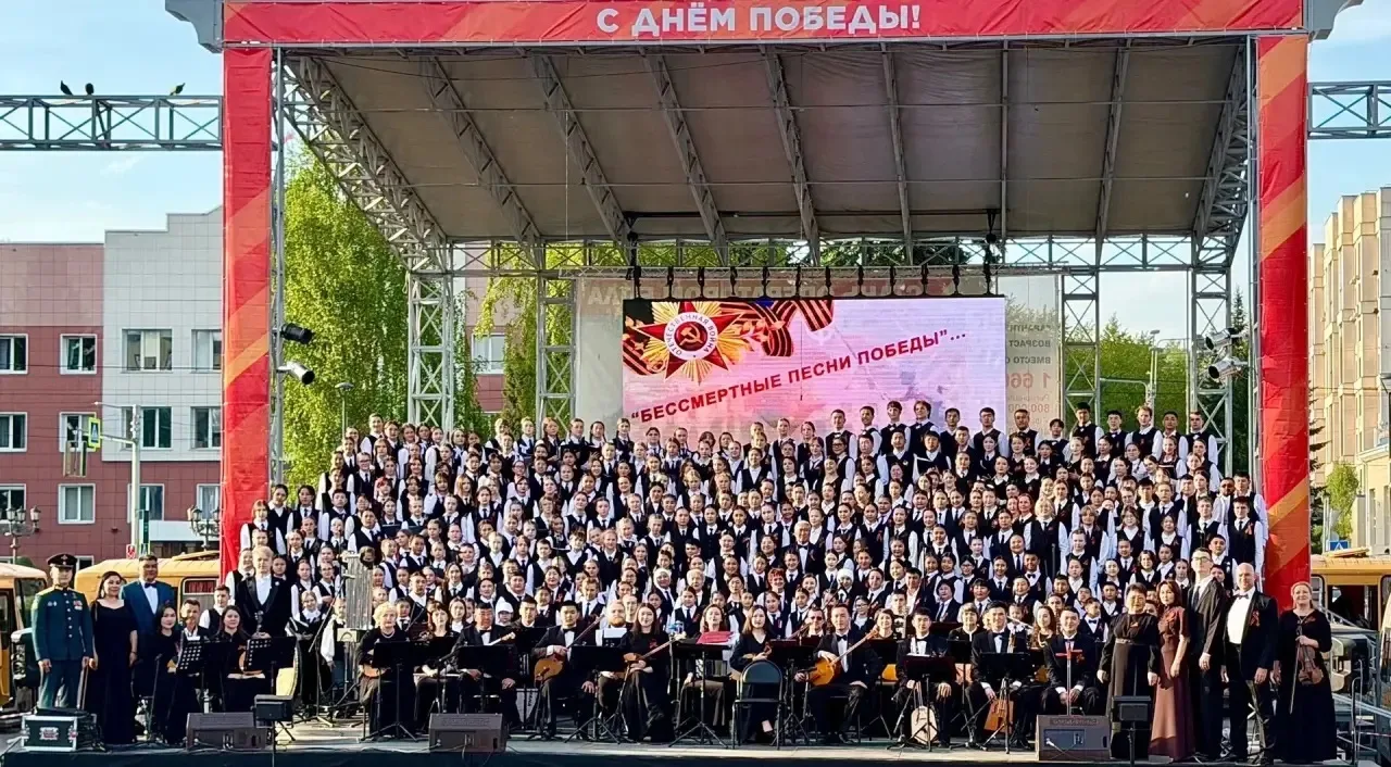Вечером, 9 мая, центральная  площадь города превратилась в большой концертный зал под о...
