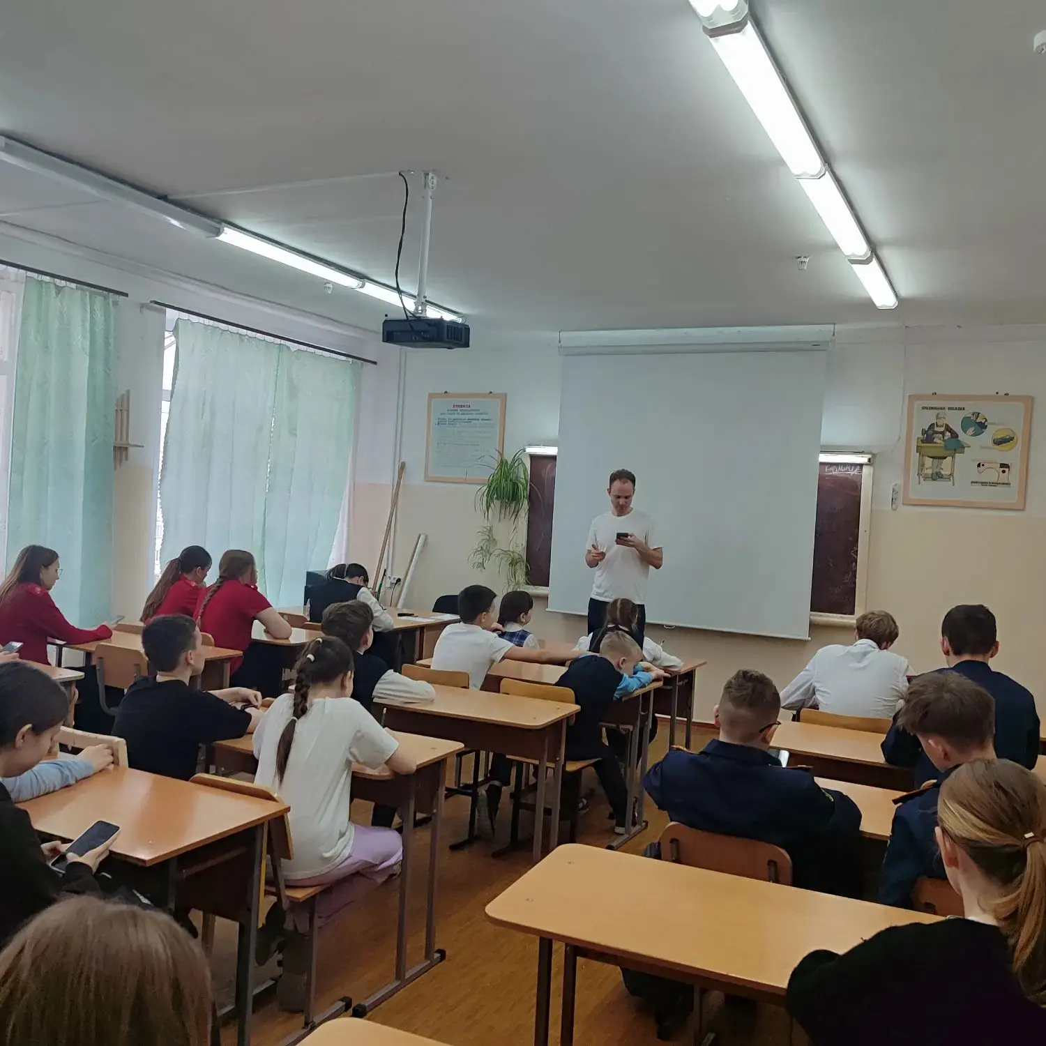 Сегодня у нас прошла встреча с активом школы!  ‎ ‎Мы обсудили мероприятия, которые будут проходить в