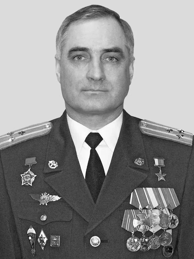 Игорь Евгеньевич Тарелкин в 1973 году окончил Харьковское высшее военное авиационно-техническое учил